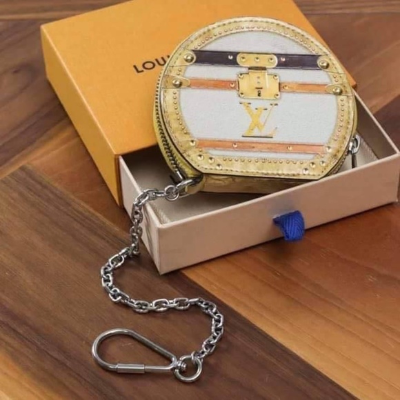 Louis Vuitton - Picture 1 of 10